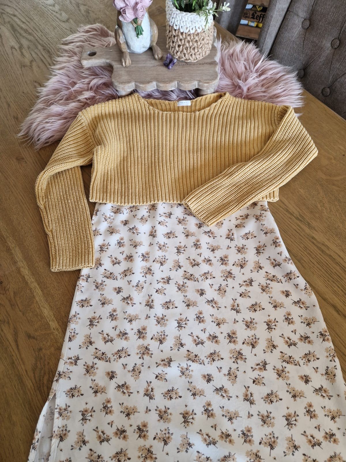 pull court côtelé jaune ocre avec une robe écrue, Robe ou Jupe, Enlèvement ou Envoi, Comme neuf, Next