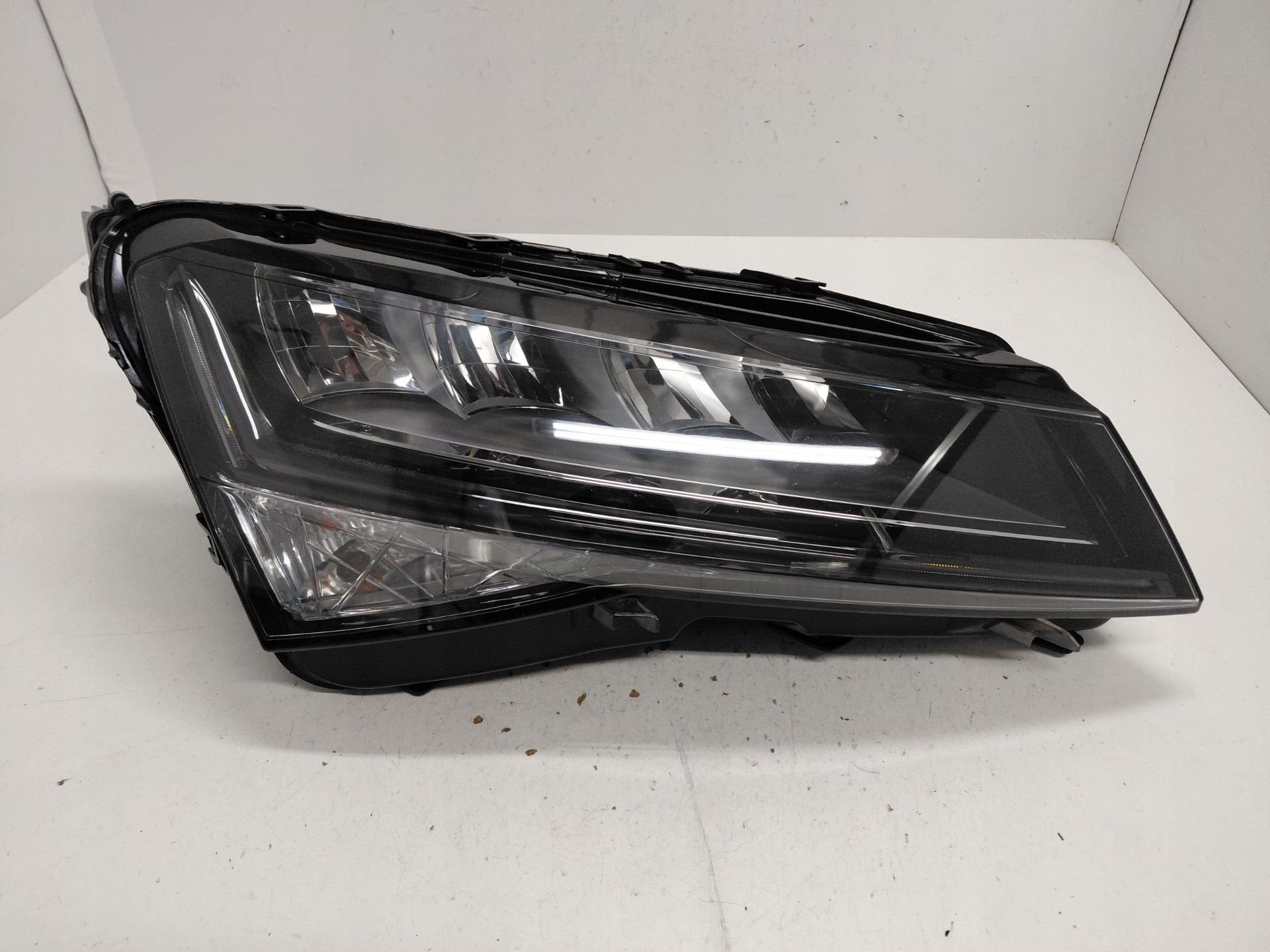 Phare relevable droit Skoda Superb III 3V1.941.016.C, Infoline@skoda-auto.cz, Tr. Vaclava Klementa 869
293 01  Mlada Boleslav, CZ