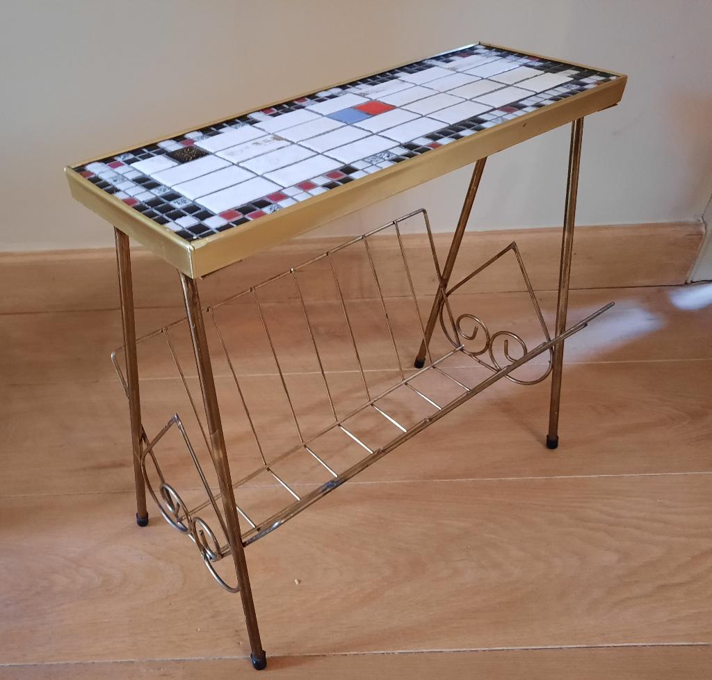 Vintage krantenhouder met faience tegels, Huis en Inrichting, Woonaccessoires | Krantenbakken en Lectuurbakken, Ophalen, Gebruikt
