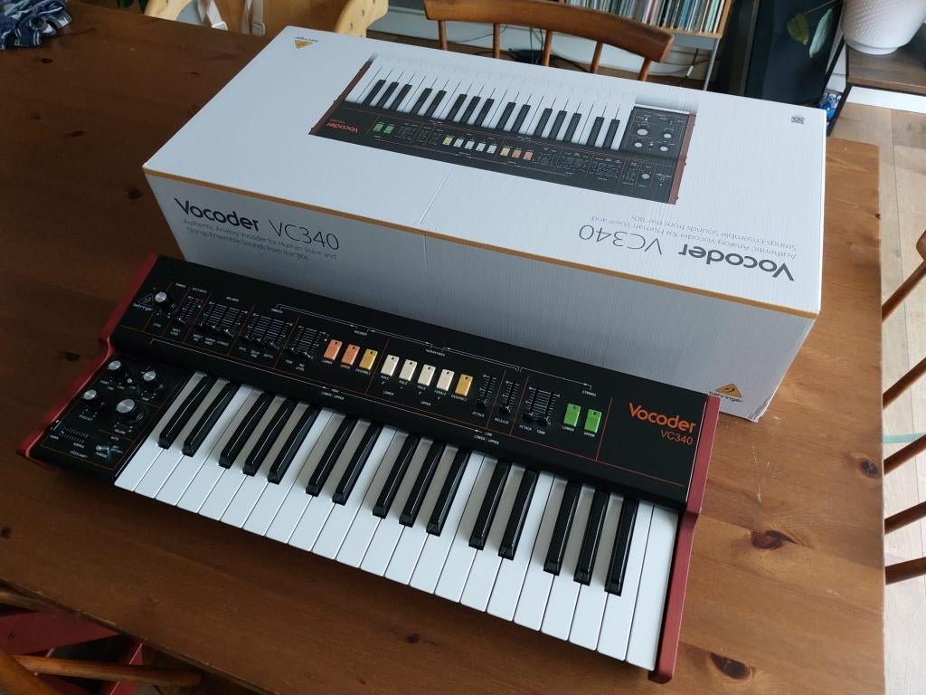 Vocoder string synth V340, Musique & Instruments, Synthétiseurs, Enlèvement, Comme neuf, Autres marques, Avec valise ou flightcase