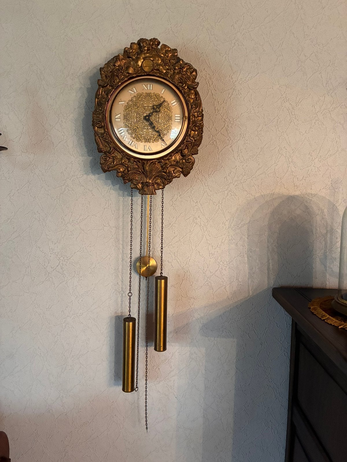 Wandklok in klassieke stijl met engelen motief, Antiek en Kunst, Ophalen