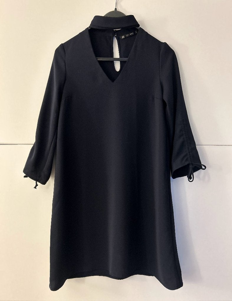 Zara zwarte jurk met mouwen, Kleding | Dames, Ophalen of Verzenden, Zo goed als nieuw, Knielengte, Maat 34 (XS) of kleiner