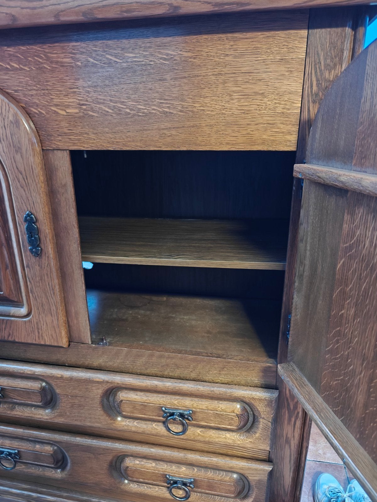 Magnifieke volhouten kast, Ophalen