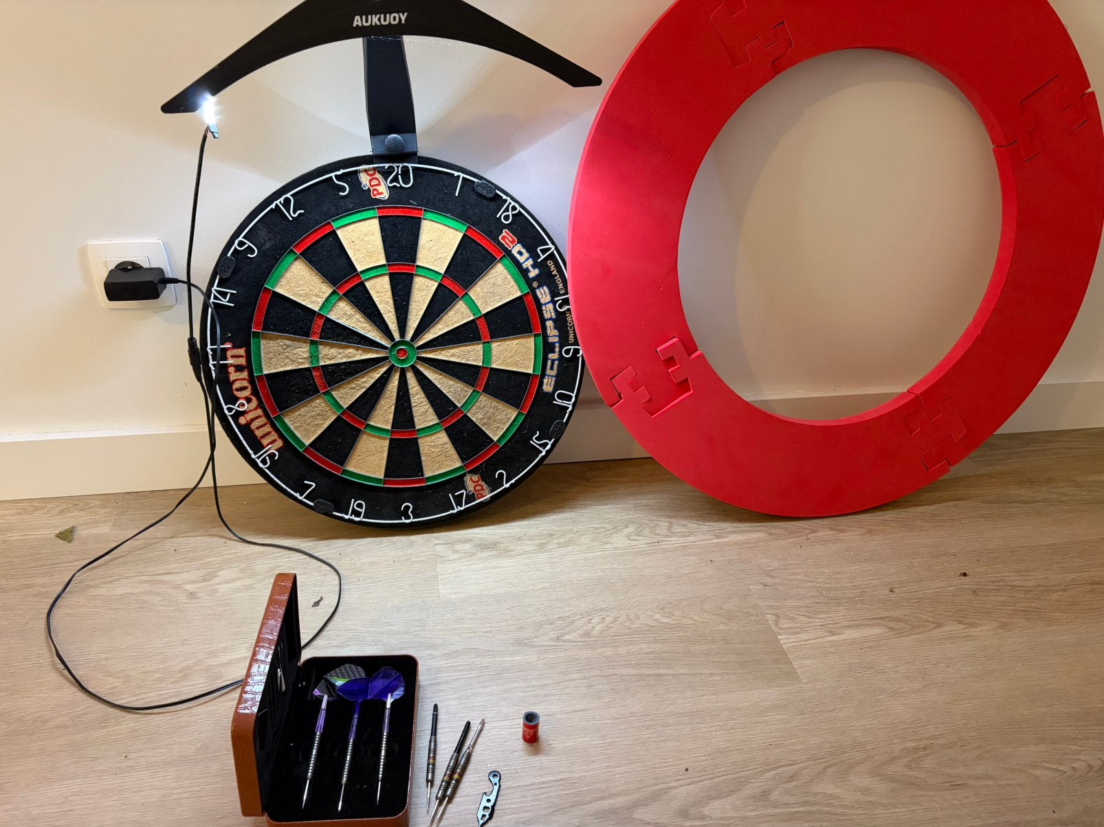 Dartspakket (bord + verlichting + surround + 2 dartssetjes), Sports & Fitness, Enlèvement, Comme neuf, Cible de fléchettes