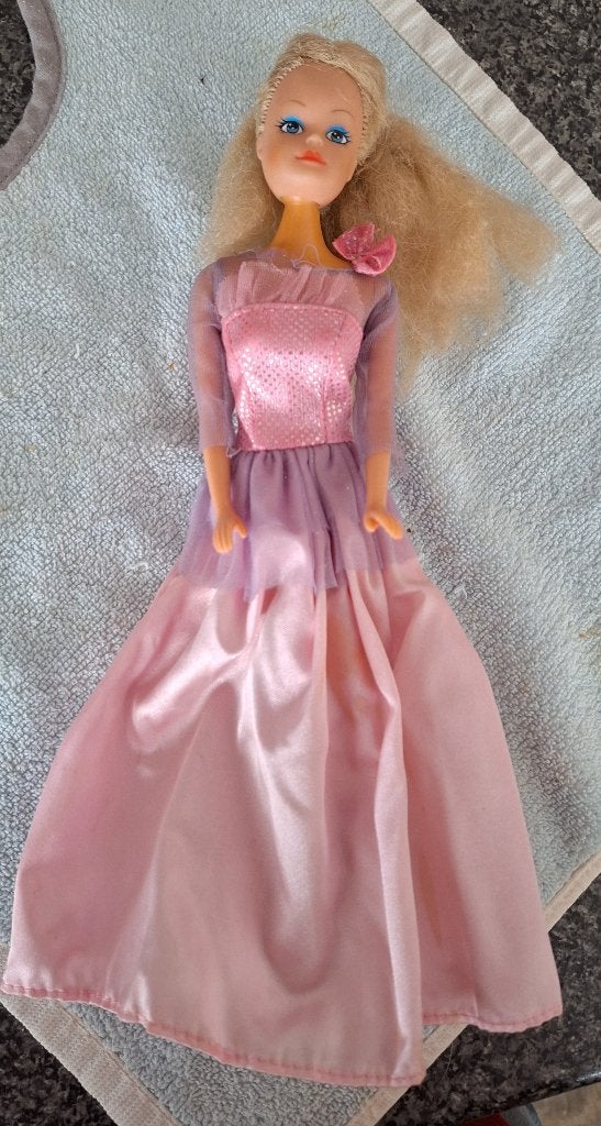 Barbie met roze kleedje en roze strik, Kinderen en Baby's, Ophalen of Verzenden, Zo goed als nieuw, Barbie