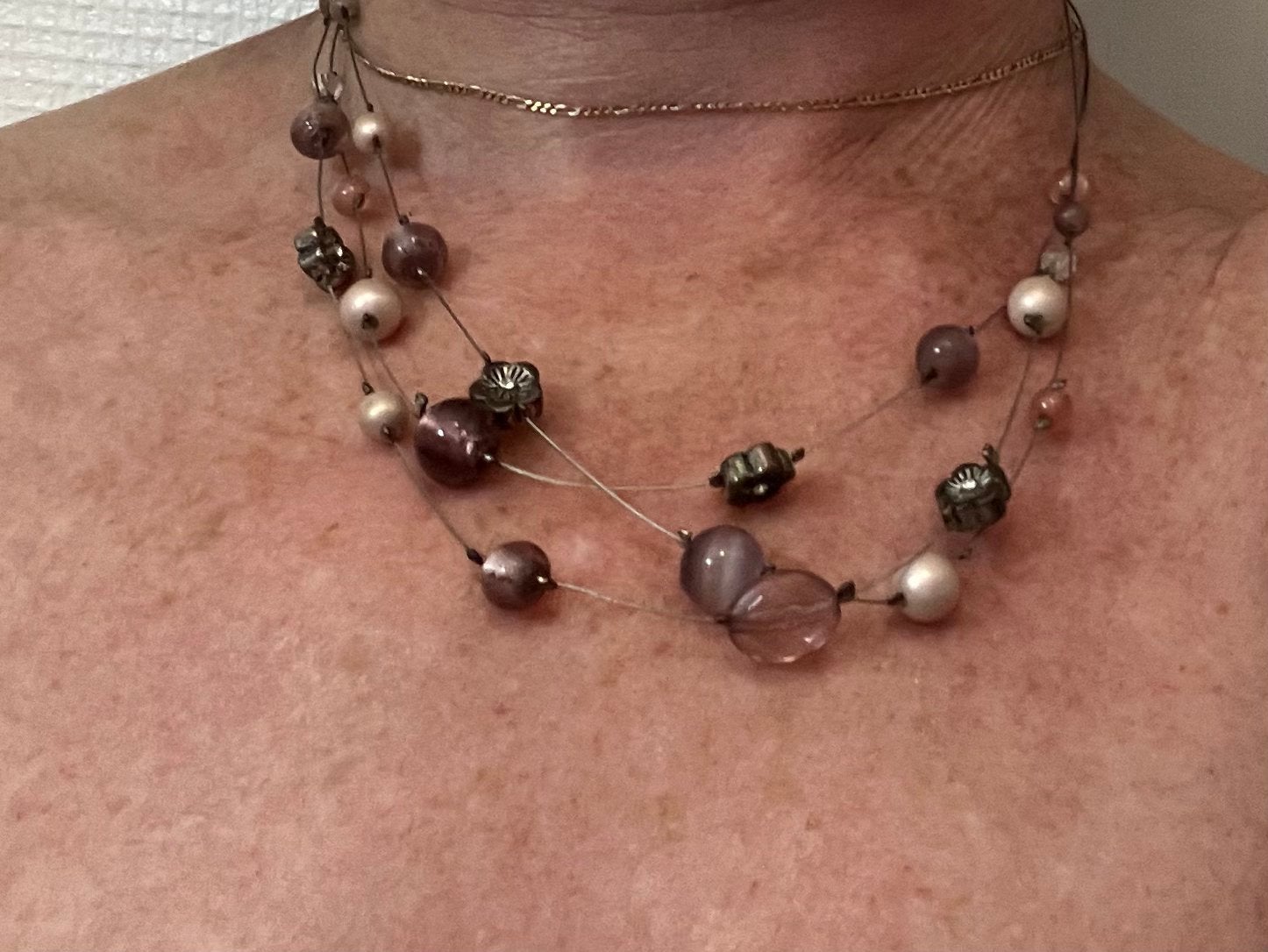 Joli petit collier à perles aux tons rose/brun, Bijoux, Sacs & Beauté, Enlèvement ou Envoi, Comme neuf, Brun