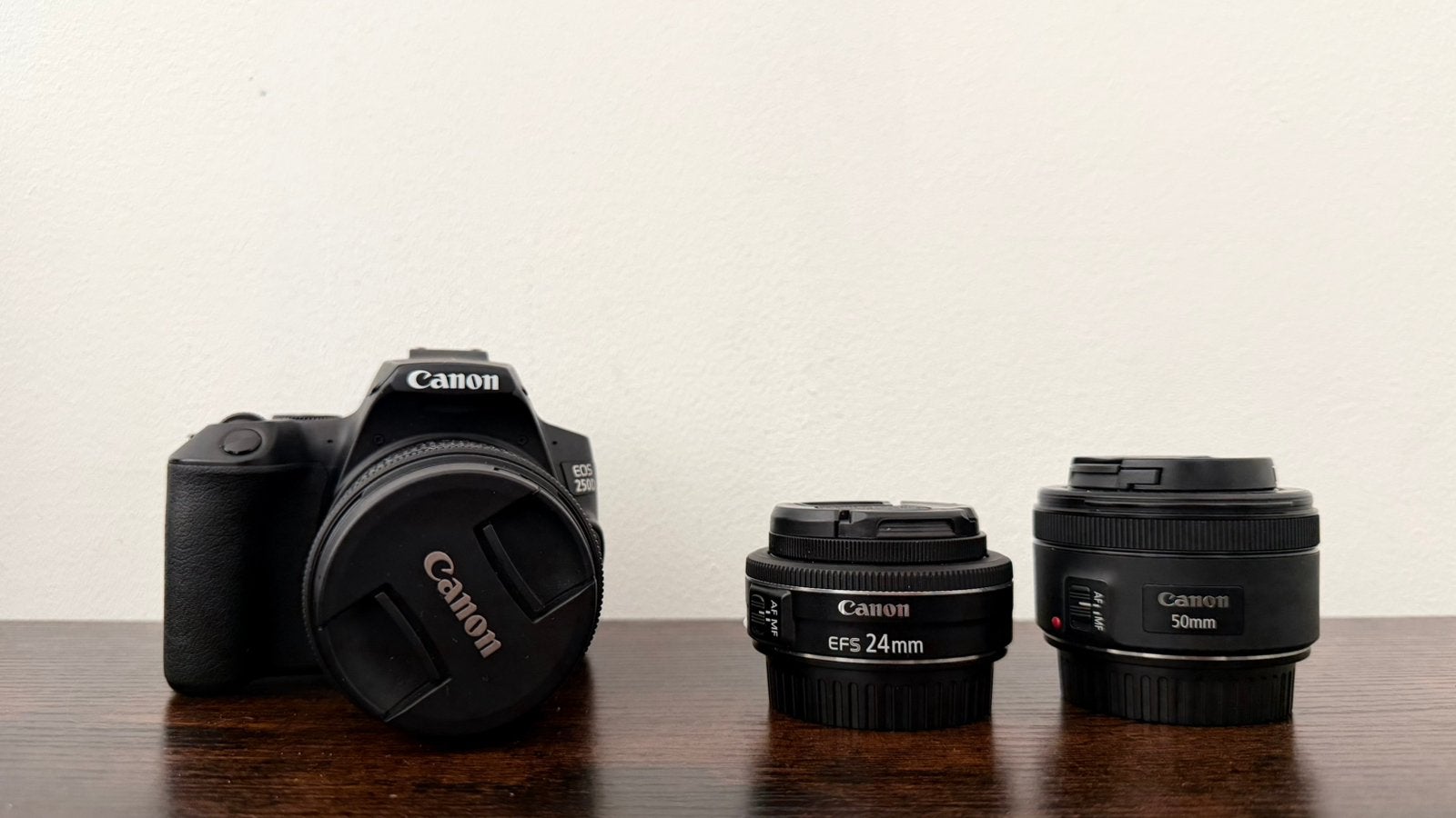 Canon EOS 250D + 3 objectifs + accessoires – 500 €, Enlèvement, Comme neuf, Canon