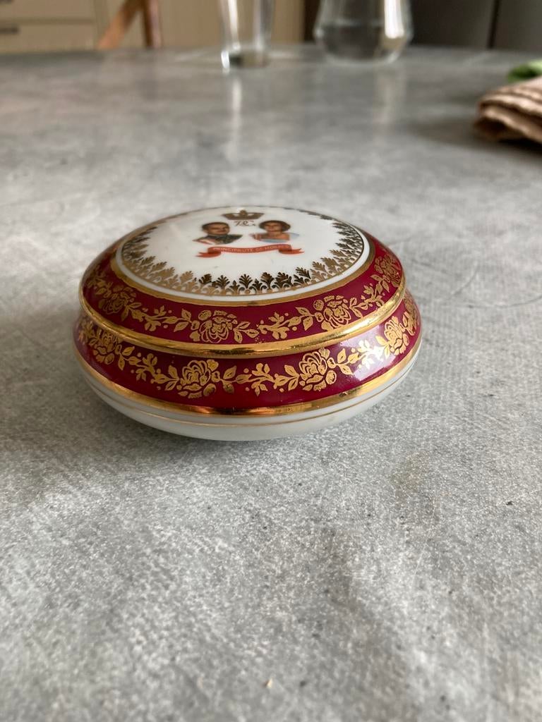 Vintage Limoges Porseleinen Doosje - Prins Rainier & Grace, Antiek en Kunst, Antiek | Porselein, Ophalen