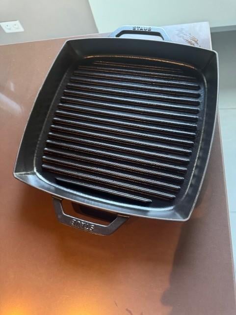 staub vierkante grill pan 33 cm zwart, Huis en Inrichting, Keuken | Potten en Pannen, Ophalen, Gietijzer, Zo goed als nieuw, Keramische plaat