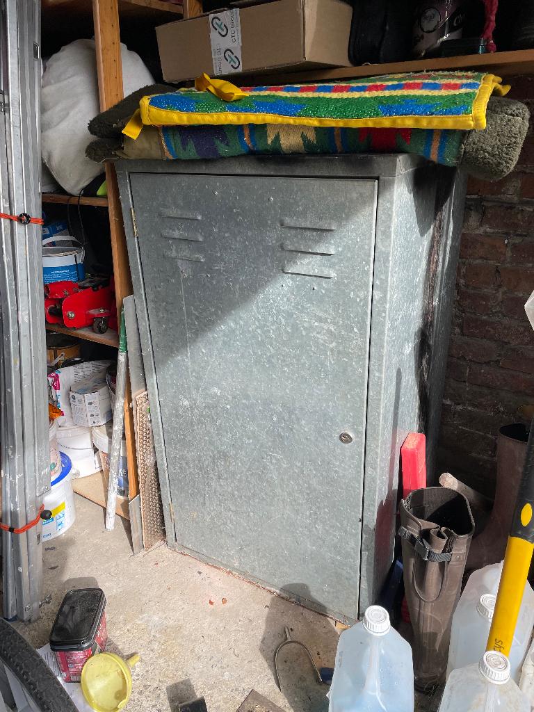 Armoire pour deux selles d'équitation, Enlèvement