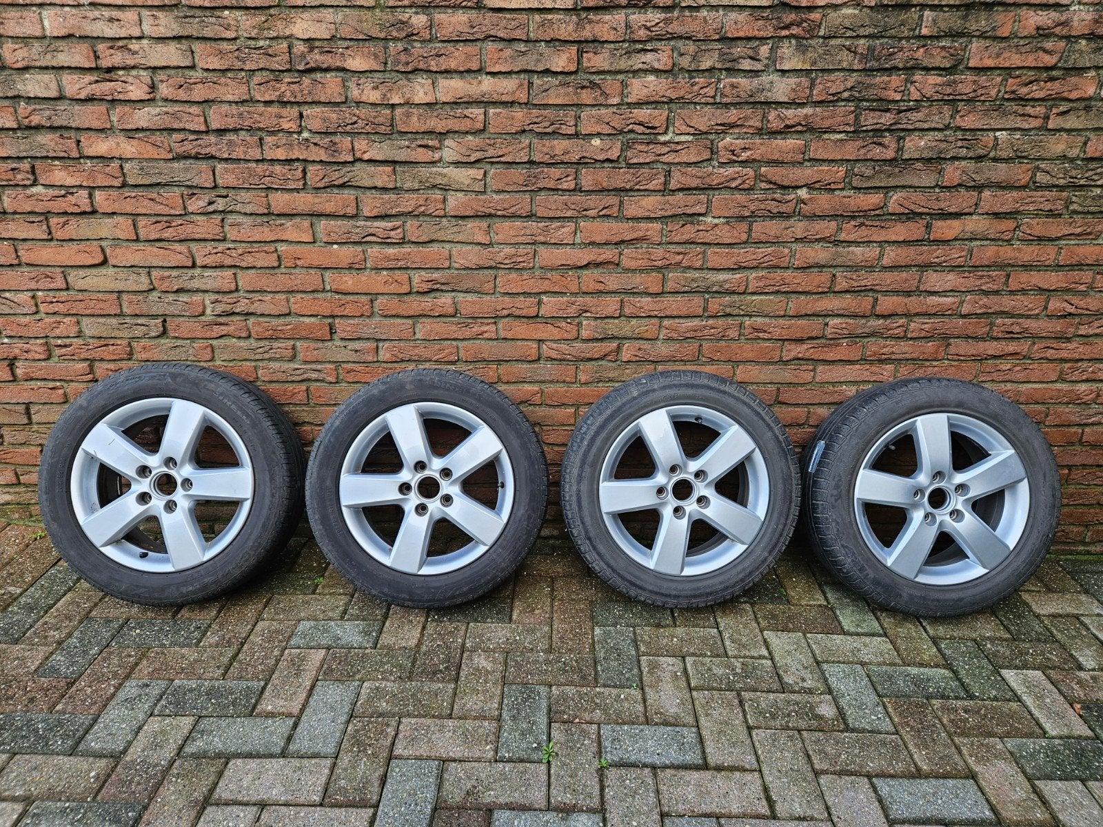 4 pneus Pirelli P7 montés sur jantes d'origine VW, Pneus et Jantes, 16 pouces, Véhicule de tourisme, Pneus été