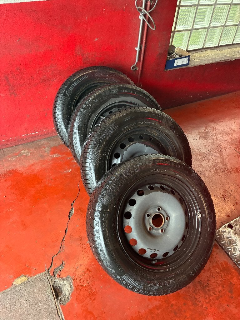 Lot de 4 pneus hiver sur jantes tôlée, Autos : Pièces & Accessoires, Pneus & Jantes, Pneus hiver, 16 pouces, Véhicule de tourisme
