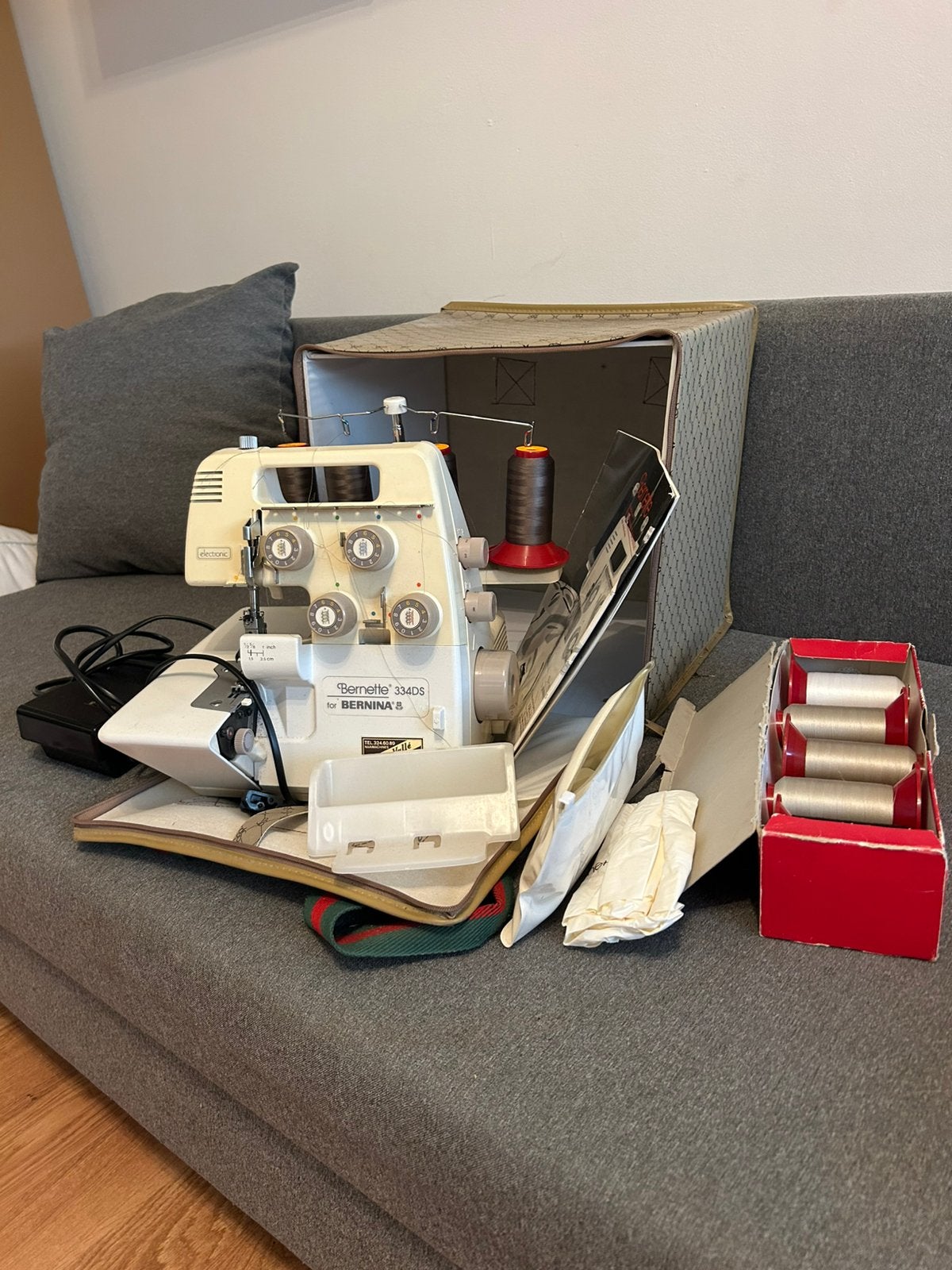 Bernette 334DS overlockmachine/serger naaimachine, Antiquités & Art, Antiquités | Machines à coudre, Enlèvement