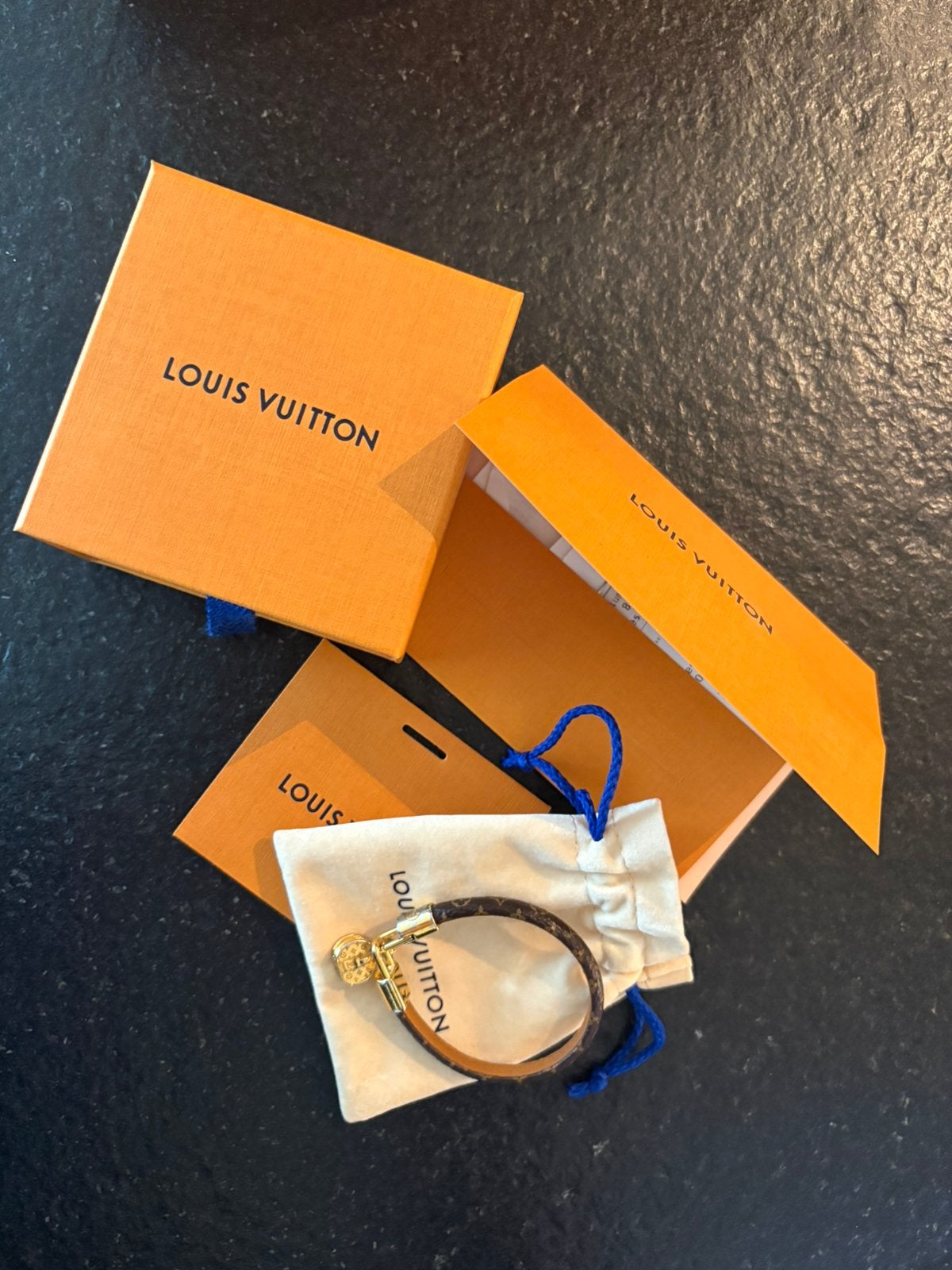 Louis Vuitton LV Tribute armband M6442F 17, Handtassen en Accessoires, Ophalen, Zo goed als nieuw, Bruin