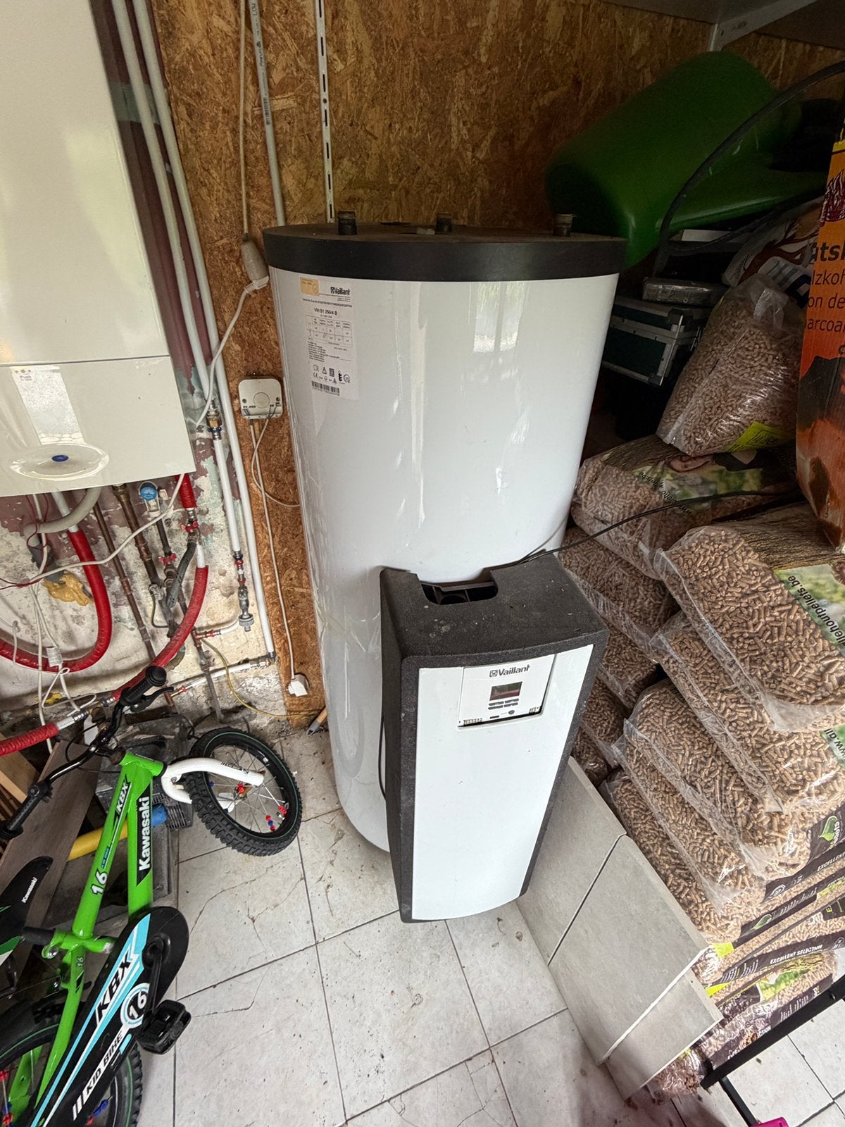 Complete Vaillant auroSTEP zonneboiler 250L + 2 collectoren, Doe-het-zelf en Bouw, Chauffageketels en Boilers, Ophalen, Zo goed als nieuw