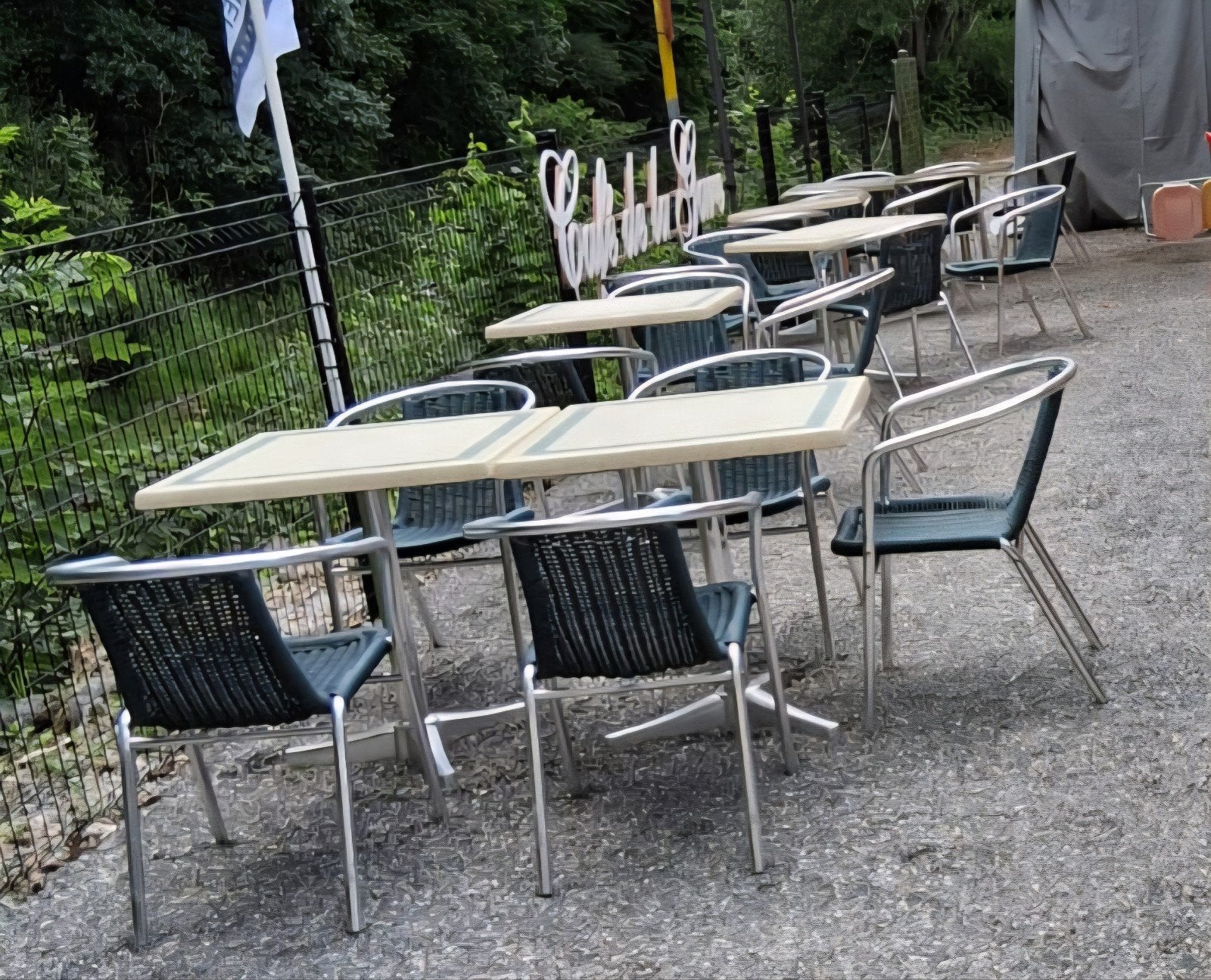 7 terrastafels + 20 stoelen, Ophalen