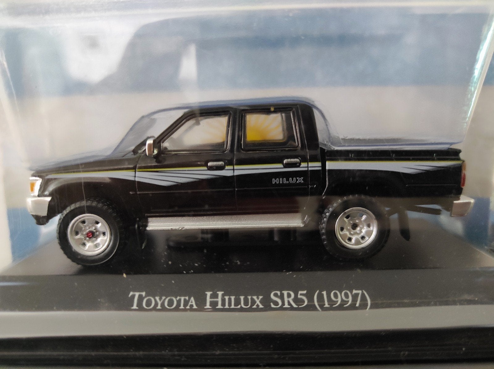 Toyota Hilux SR5 zwart 1997 1:43 in ongeopende blisterverp., Hobby en Vrije tijd, Ophalen of Verzenden
