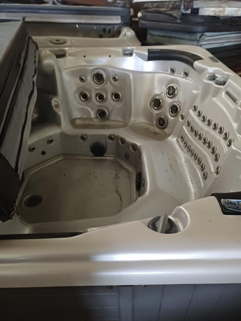 Jacuzzi livré gratuitement et garantie d'un an, Envoi