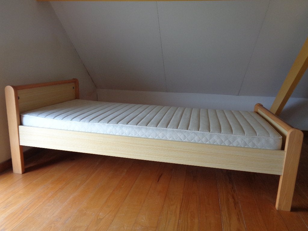 1- persoonsbed met matras, Huis en Inrichting, Slaapkamer | Bedden, Ophalen, Zo goed als nieuw, Eenpersoons, 90 cm