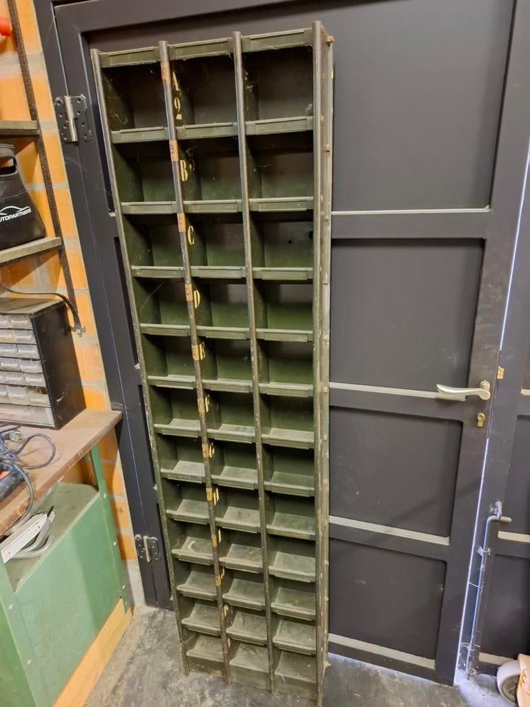Metalen werkplaatskast, Ophalen