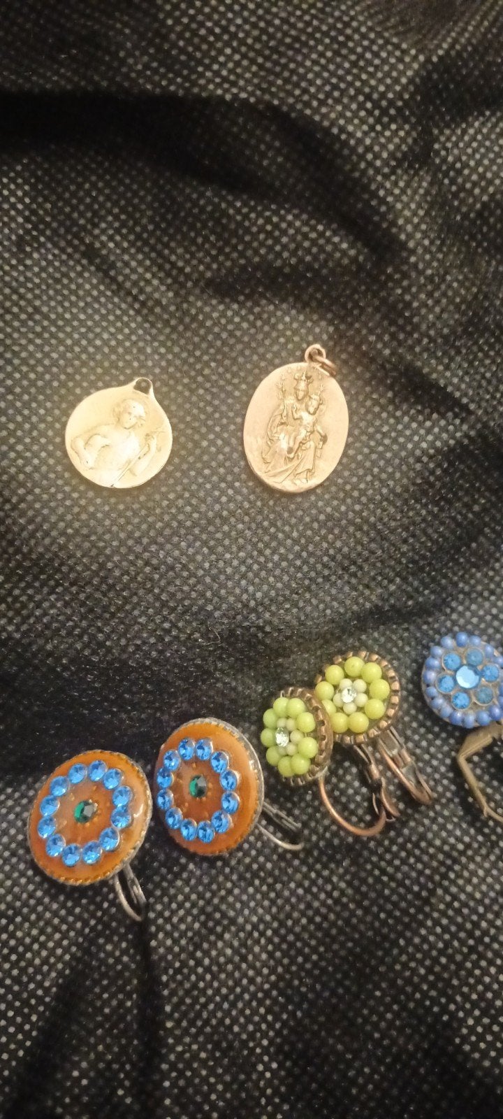 2 hangers: 1 goud, 1 micro, 1 koper, 6 oorbellen, Handtassen en Accessoires, Ophalen, Gebruikt, Goud