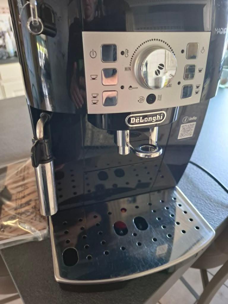 Delonghi Magnifica S - VOLAUTOMATISCHE ESPRESSOMACHINE, Elektronische apparatuur, Koffiezetapparaten, Zo goed als nieuw, Gemalen koffie
