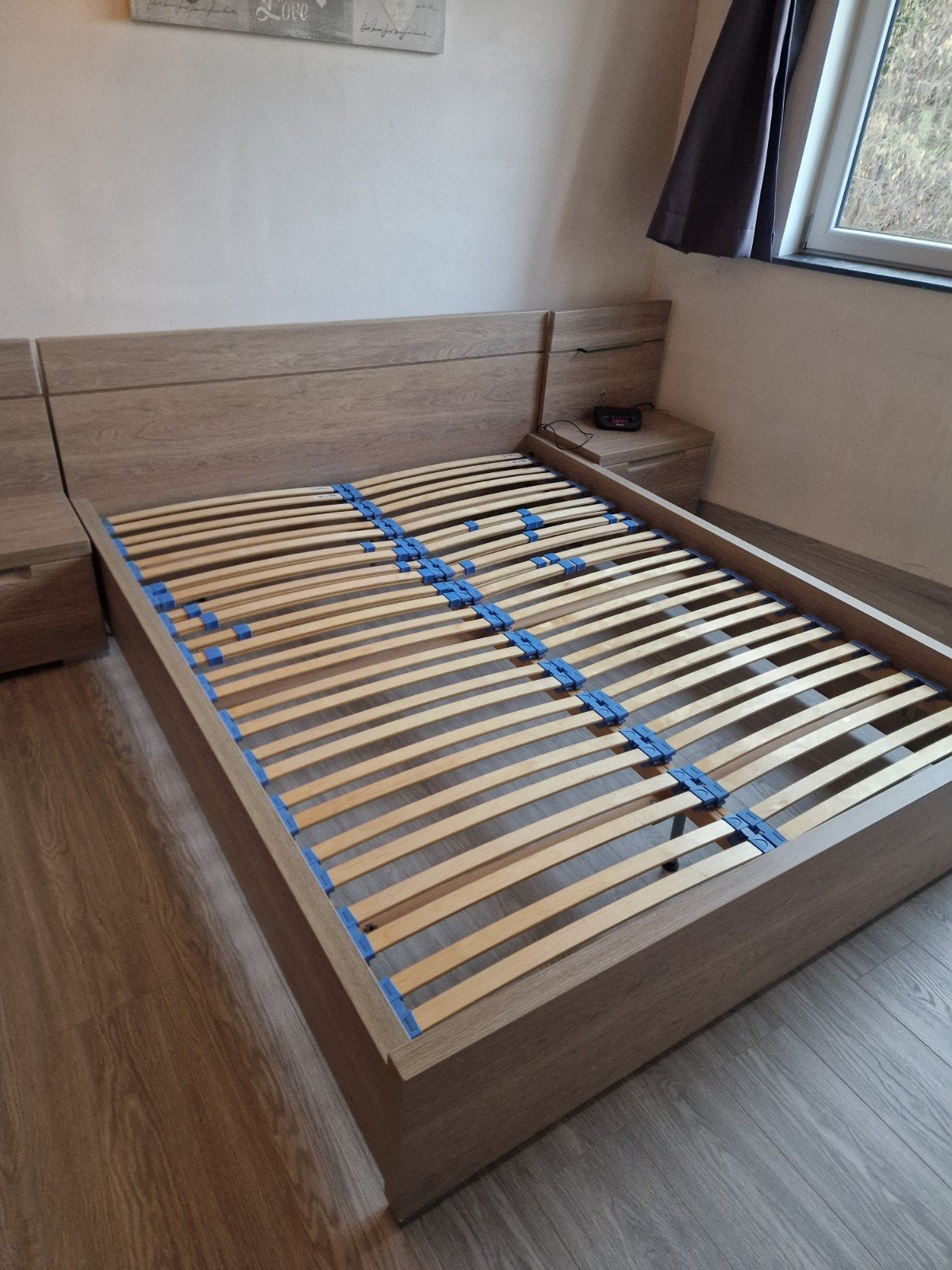 Lit 160cm avec sommier 
Très bon état
Sans matelas ni table, Maison & Meubles, Enlèvement ou Envoi