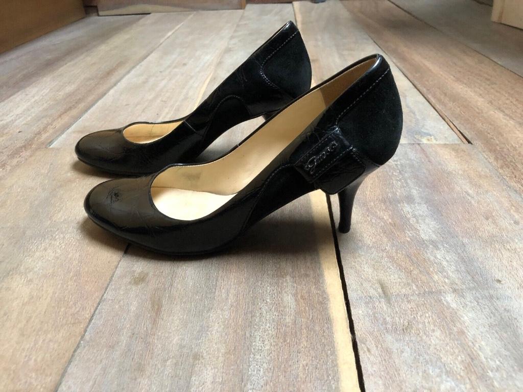 Guess escarpins cuir verni et daim noir façon croco 37, Guess, Escarpins, Porté, Noir