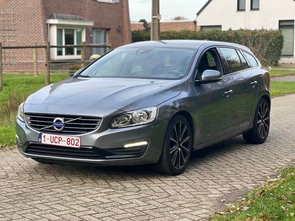 Volvo V60 D3 2.0 ltr euro 6d 2018 mag in elke LEZ, Auto's, Leder, 5 deurs, Dealer onderhouden, Zilver of Grijs