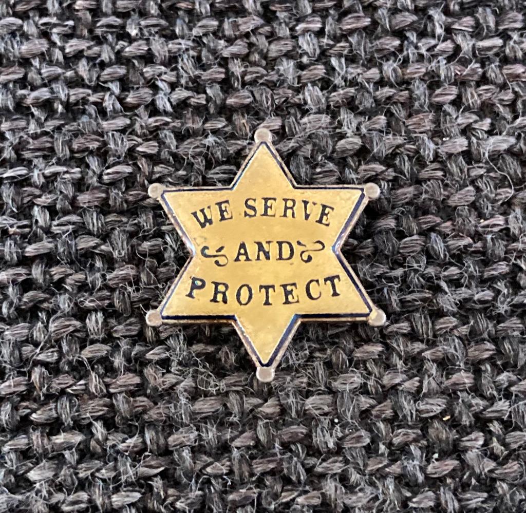 PIN - WE SERVE AND PROTECT - POLICE - POLITIE, Verzenden, Gebruikt, Overige onderwerpen, Speldje of Pin