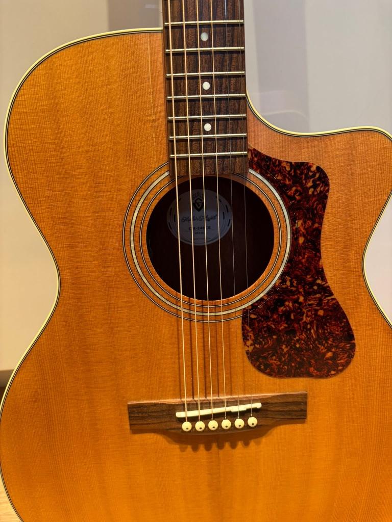 Guild OM-240CE Natural gitaar, Ophalen, Zo goed als nieuw, Western- of Steelstringgitaar, Met koffer
