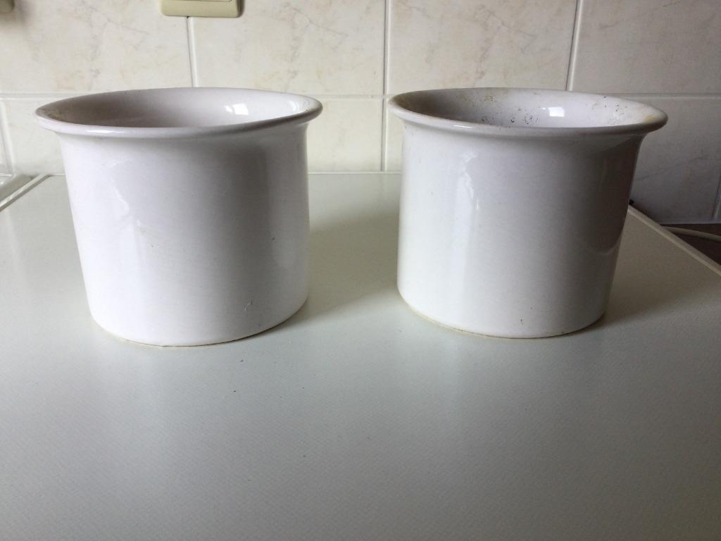 Twee witte bloempotten - cachepots, Ophalen of Verzenden