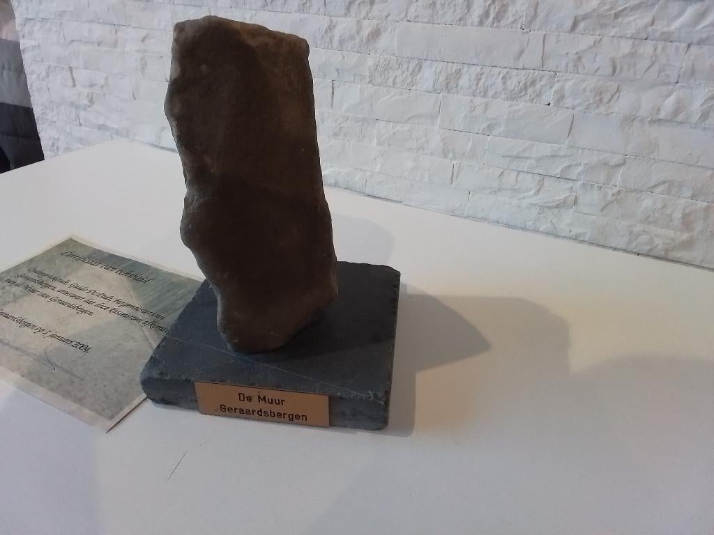 Kasseisteen muur van Geraardsbergen op sokkel + certificaat, Ophalen, Nieuw