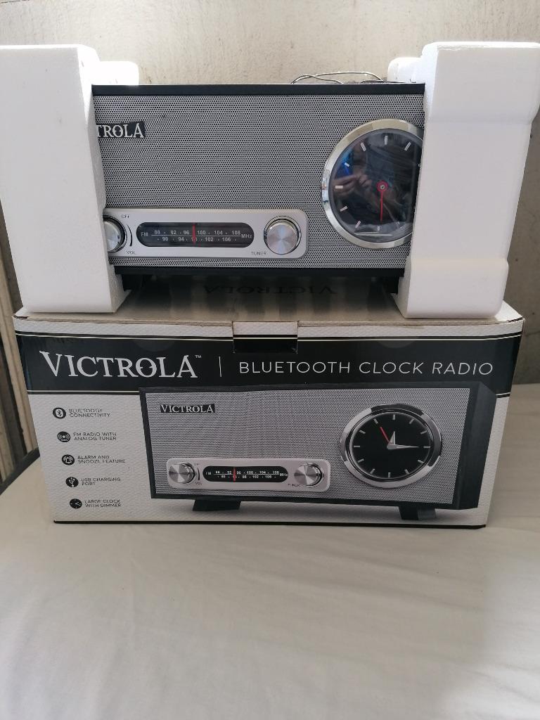 Victrola Retro Bluetooth Stereo with FM Radio w/USB Charging, Ophalen of Verzenden, Gebruikt, Radio
