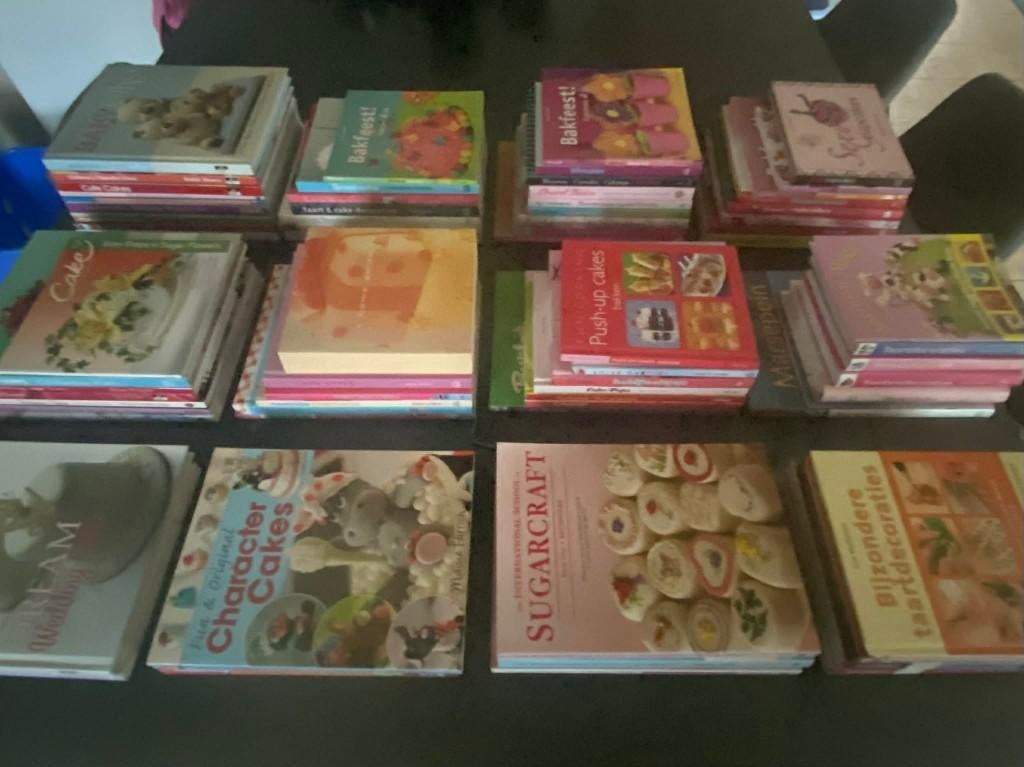 Lot van 74 boeken over bakken, decoreren van taart en gebak, Enlèvement ou Envoi, Utilisé, Gâteaux, Tartes ou cupcakes, Livre ou Revue