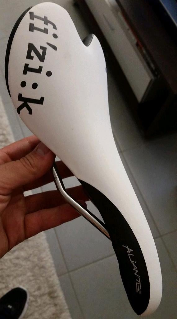 Fizik Aliante zadel – Handmade in Italy – Nieuw (ongebruikt), Vélos & Vélomoteurs, Vélos Pièces, Comme neuf, Guidon, Enlèvement ou Envoi