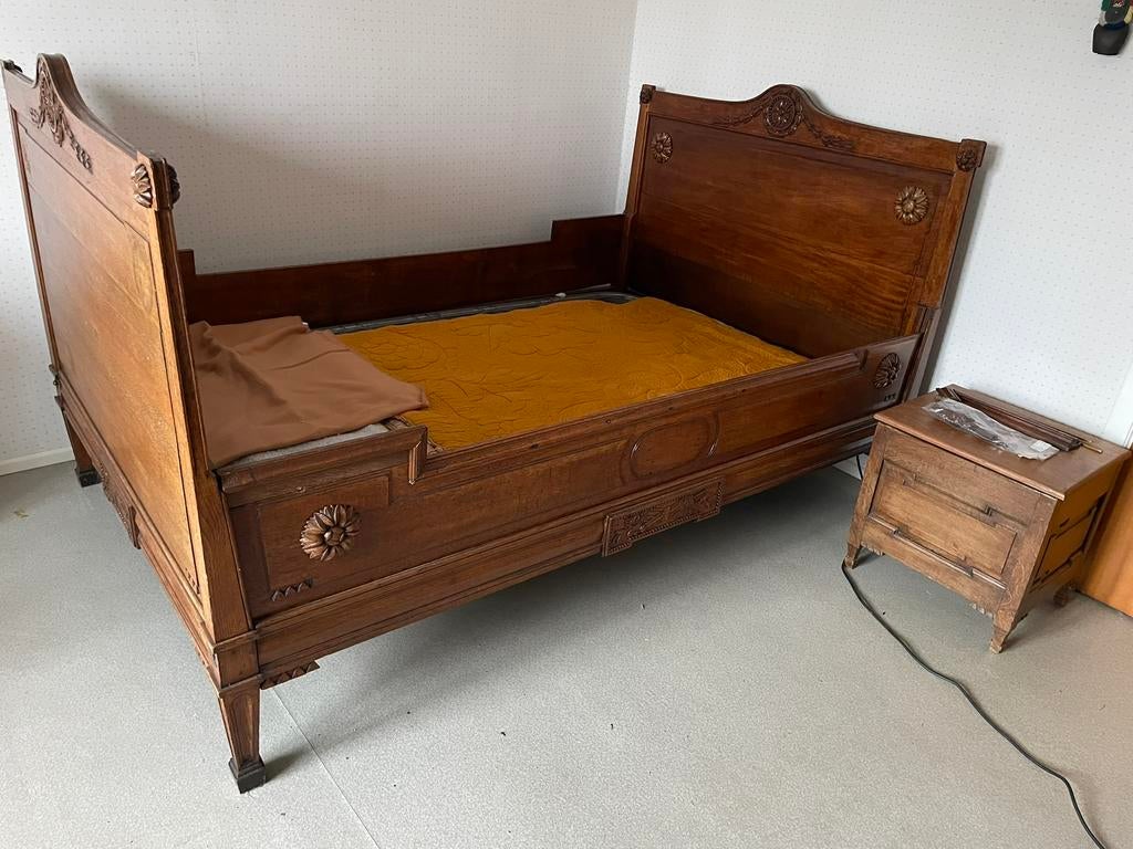 Antiek eikenhouten bed met nachtkastje 18de-19de eeuw, Antiek en Kunst, Antiek | Meubels | Bedden, Ophalen of Verzenden