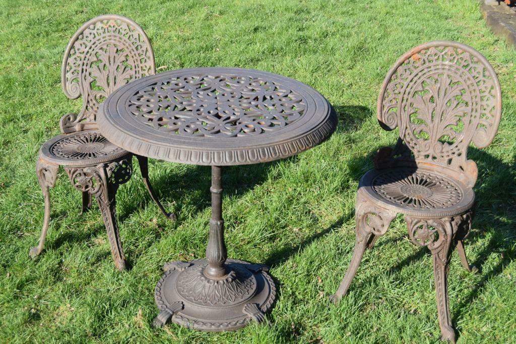 Ensemble de jardin en fonte (1 table et 2 chaises), Comme neuf, Enlèvement, Autres matériaux, Sets de jardin