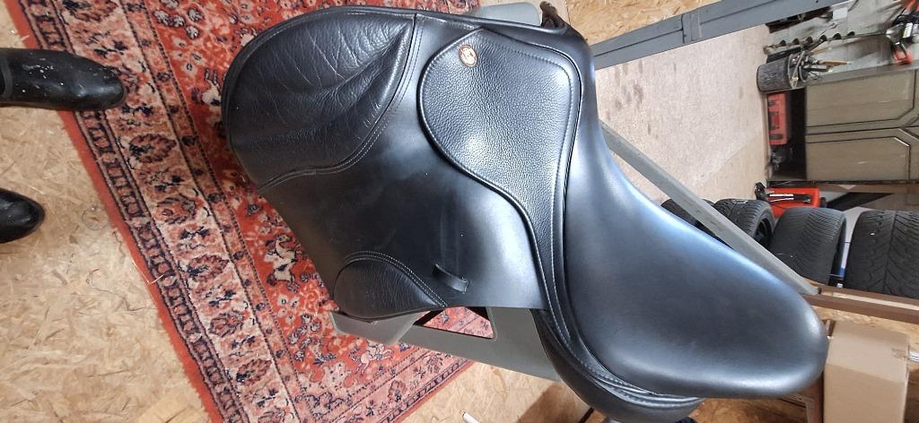2 mooie springzadels te koop, Dieren en Toebehoren, Paarden en Pony's | Zadels, Ophalen of Verzenden, Zo goed als nieuw, Springen