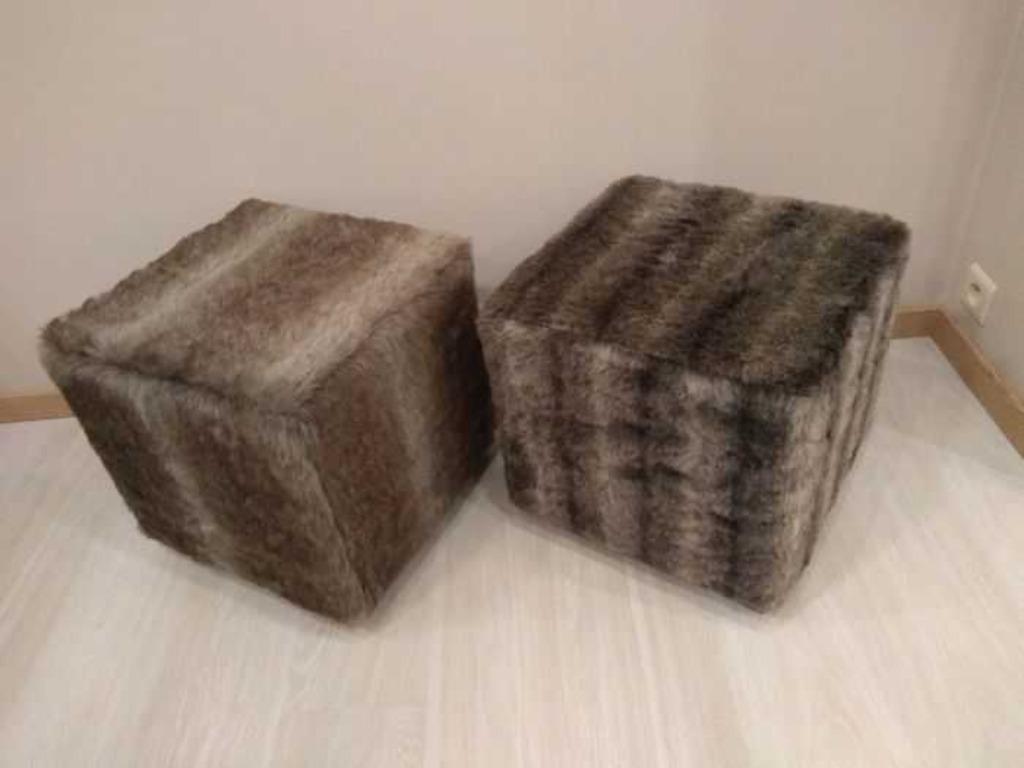 POUFS / Tabouret fausse fourrure prix pour une pièce / POUF, Tissus, Enlèvement, Moins de 50 cm, Moins de 50 cm