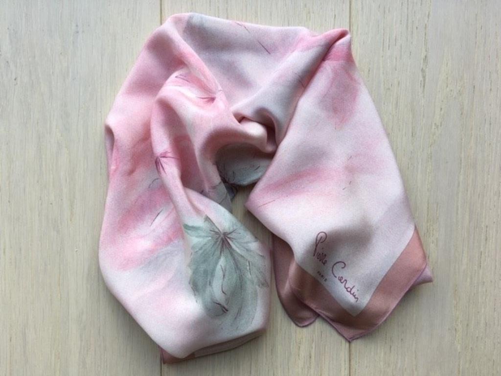 Très beau foulard en soie Pierre Cardin, Pierre Cardin, Enlèvement, Comme neuf