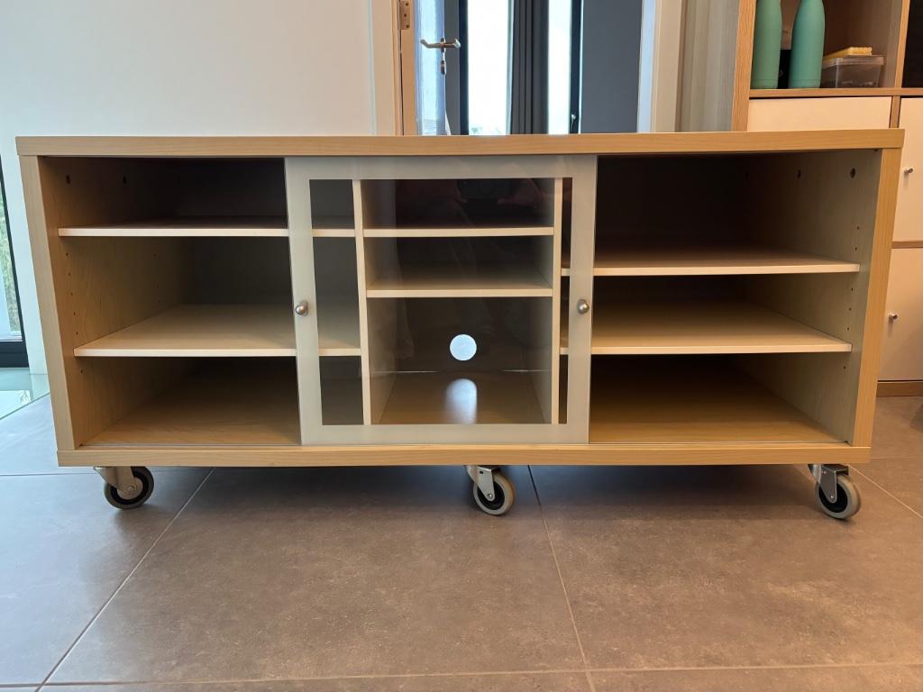 IKEA tv-meubel op wielen met glazen deuren, Huis en Inrichting, Ophalen, Gebruikt, 100 tot 150 cm, Eikenhout