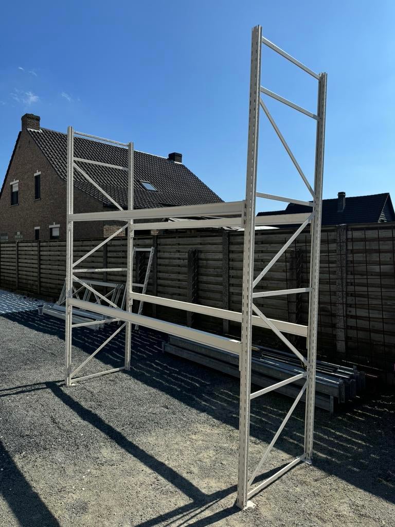 Palletstelling H300x B90x L270| 3 staanders-16 liggers €1045, Ophalen