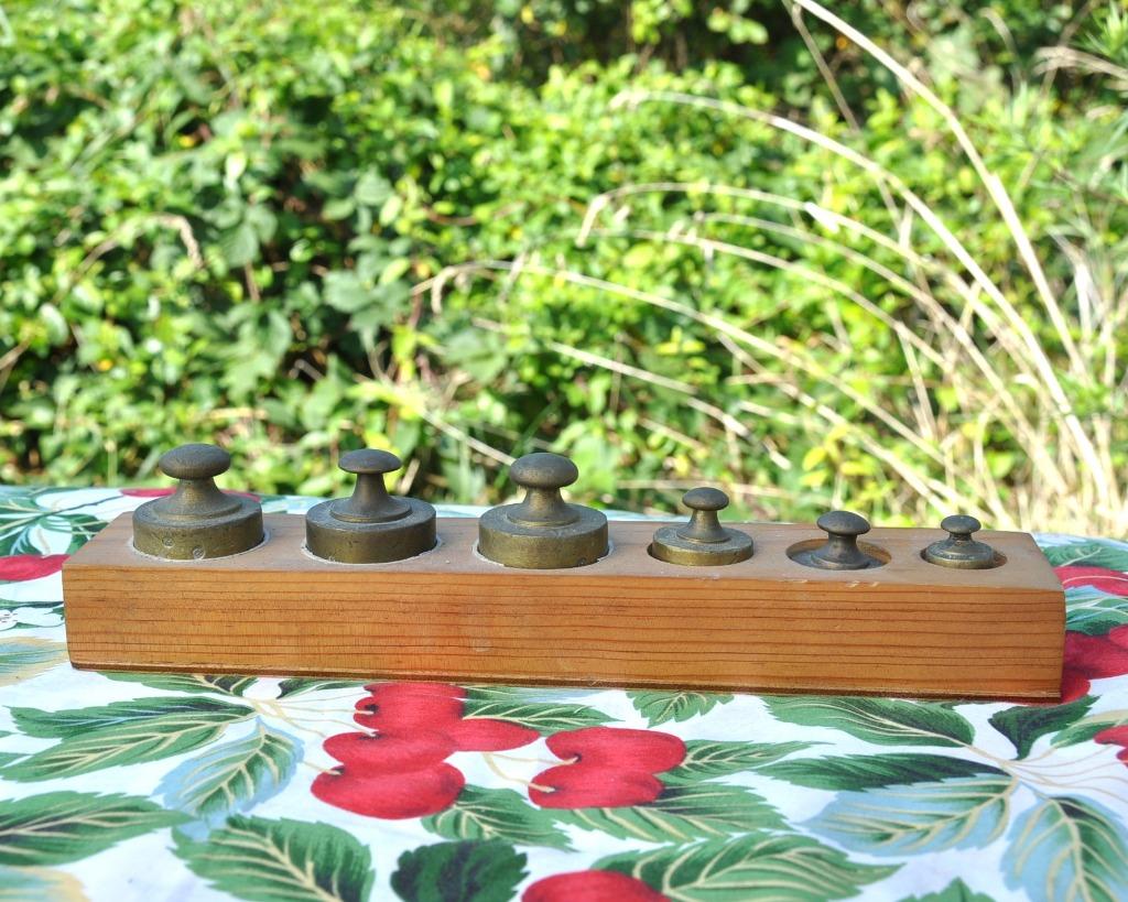 serie de poids de balance avec support en bois, Antiquités & Art, Antiquités | Outils & Instruments, Enlèvement ou Envoi