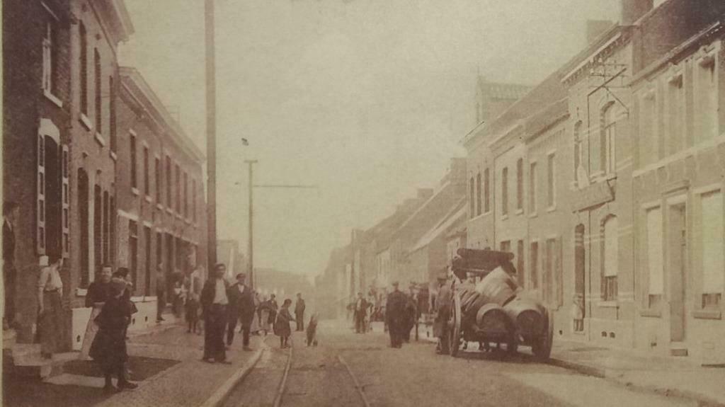Carte Postale Quaregnon Rue de Mons Ville avec Attelage, Enlèvement ou Envoi, 1920 à 1940, Affranchie, Hainaut