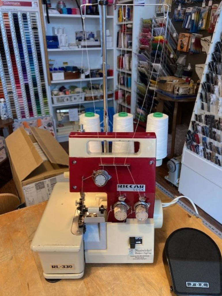 Riccar RL-330 vintage lockmachine (3-draads), Ophalen of Verzenden, Gebruikt, Lockmachine, Overige merken