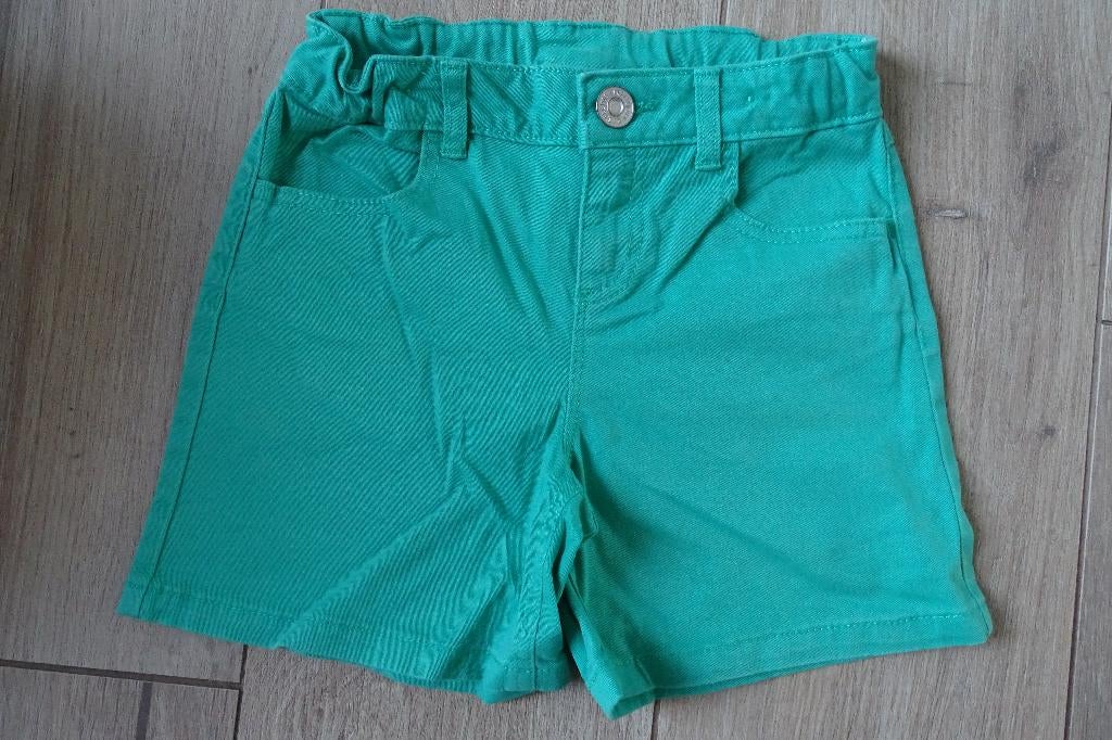 Felgroene short C&A maat 134, Kinderen en Baby's, Kinderkleding | Maat 134, Broek, C&A, Meisje, Ophalen of Verzenden
