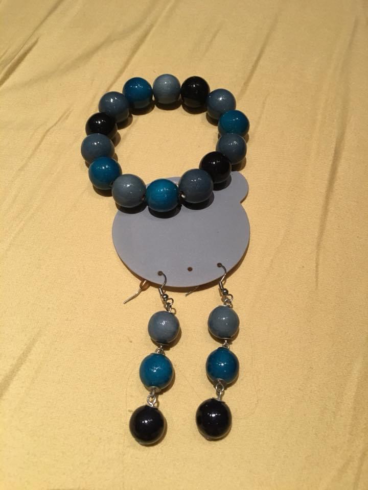 Setje oorbellen en armband, NIEUW, Bijoux, Sacs & Beauté, Boucles d'oreilles, Neuf, Enlèvement ou Envoi, Autres matériaux, Bleu