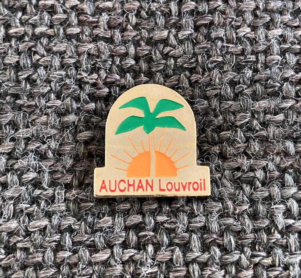 PIN - AUCHAN - LOUVROIL, Envoi, Utilisé, Autres sujets/thèmes, Insigne ou Pin's