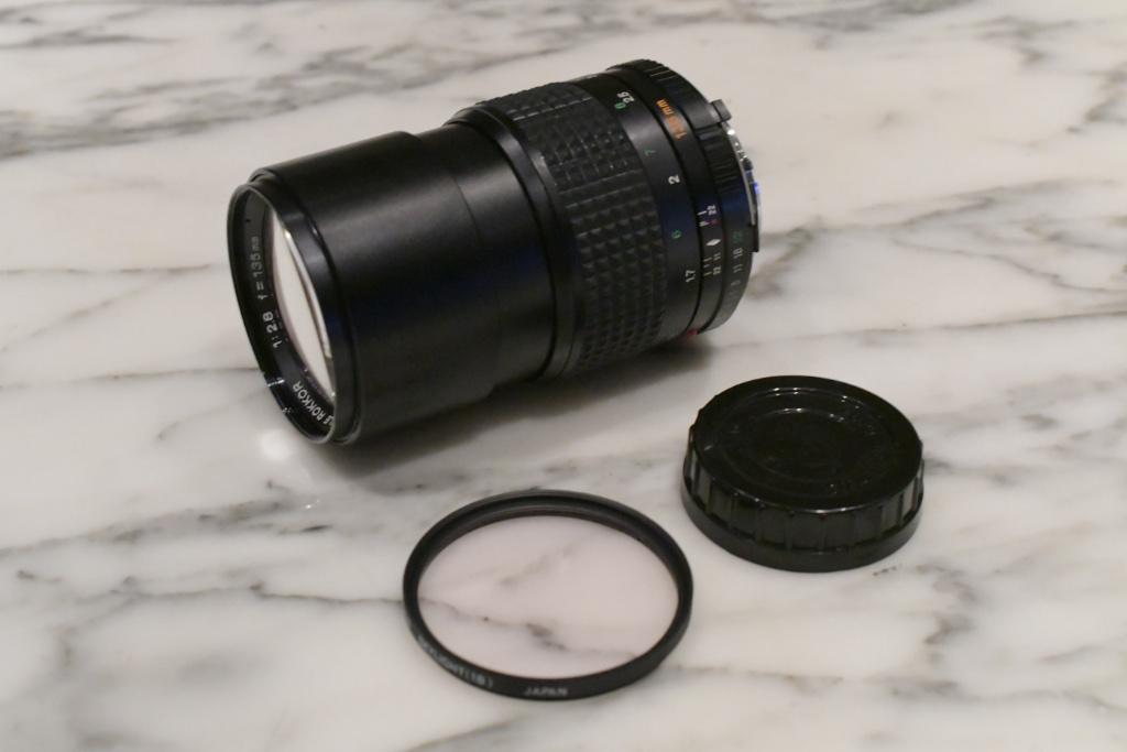 Minolta 135 mm/f/2,8 MD n 1205383 et filtre de lucarne 1B, Enlèvement ou Envoi, 1980 à nos jours, Lentille ou Lentilles